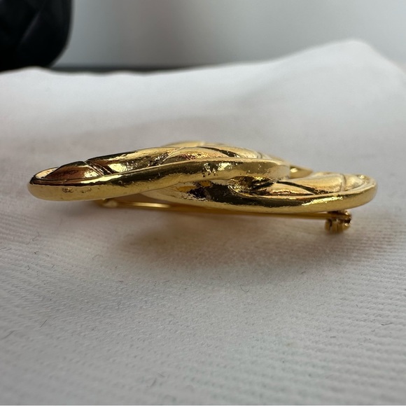 PI1 Vintage Gold Chanel Matelasse Brooch Pin - Picture 8 of 10